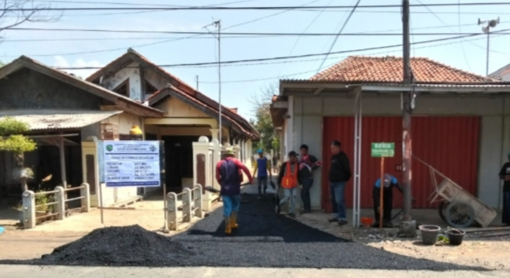 Pemdes Sukamelang Kecamatan Kroya Realisasikan Dana APBDes untuk Pembangunan Jalan Hot Mix, di GG.Bruzul